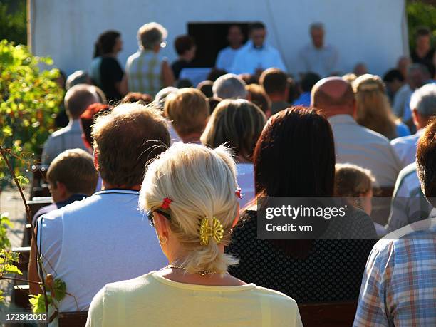 outdoor-service - congregation stock-fotos und bilder