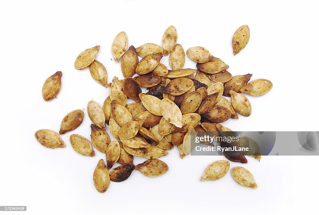 Fraîchement torréfié graines de citrouille isolé sur blanc
