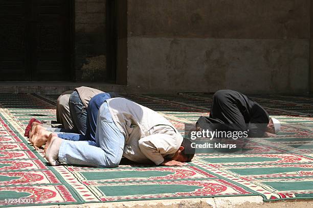 muslime beten in der moschee in kairo, ägypten. - makkah mosque stock-fotos und bilder