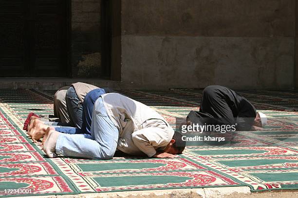 muslims praying in a mosque in cairo, egypt. - makkah mosque stockfoto's en -beelden