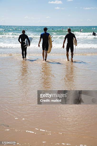 drei surfer - biarritz stock-fotos und bilder