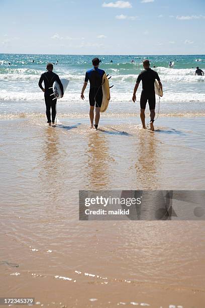 tres surfista - biarritz fotografías e imágenes de stock