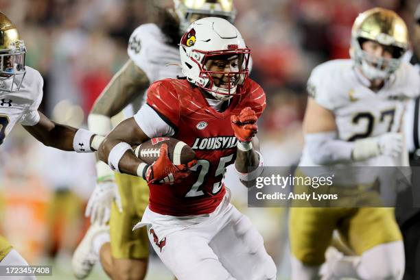 Jawhar Jordan of the Louisville Cardinals runs for a touchdown during the 33-20 win over the Notre Dame Fighting Irish at L&N Stadium on October 07,...