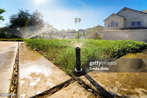 sprinklers low - irrigation equipment stockfoto's en -beelden