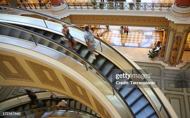 rolltreppe im einkaufszentrum im haus - rolltreppe von oben stock-fotos und bilder