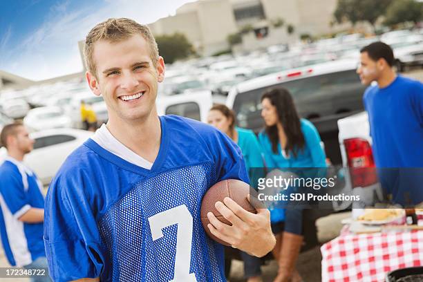 ventilador de fútbol americano universitario en el estadio picnic al lado del coche con amigos - campus party fotografías e imágenes de stock