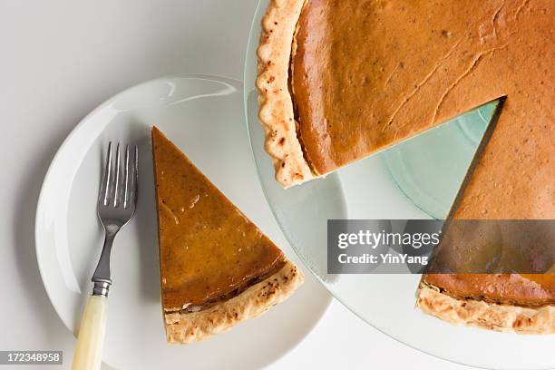 pumpkin pie strampler mit scheiben auf platte für thanksgiving-dessert - dessertpasteten stock-fotos und bilder