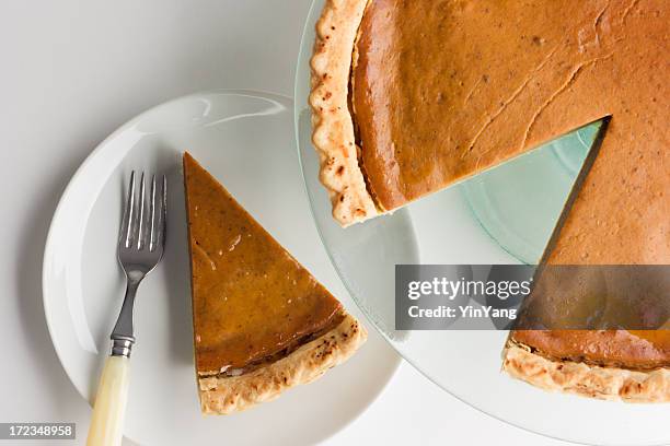 tarte de abóbora com fatias peça no prato de sobremesas de ação de graças - tarte de sobremesa imagens e fotografias de stock