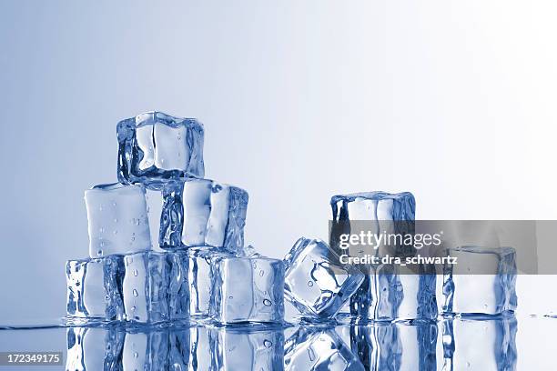cubos de hielo - cubito de hielo fotografías e imágenes de stock