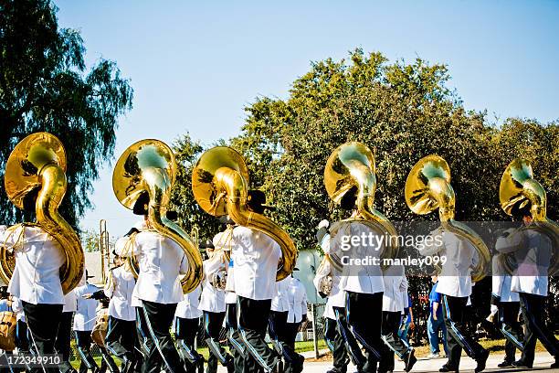 high-school-blaskapelle (tubas - marschieren stock-fotos und bilder