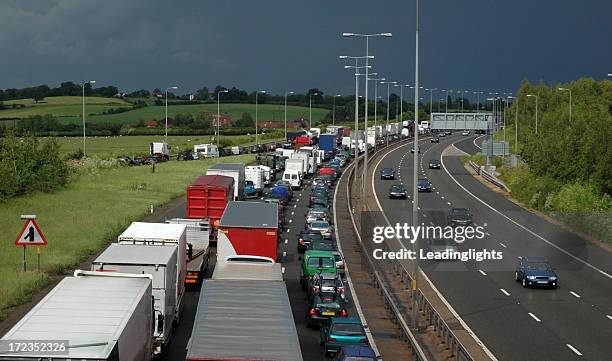 traffic jam, stürmischer tag, m5 - lorry uk stock-fotos und bilder