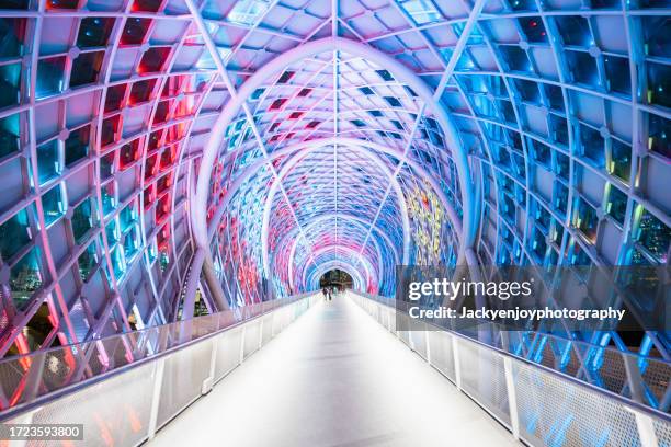 colorful saloma bridge at night - voetgangersbrug stockfoto's en -beelden