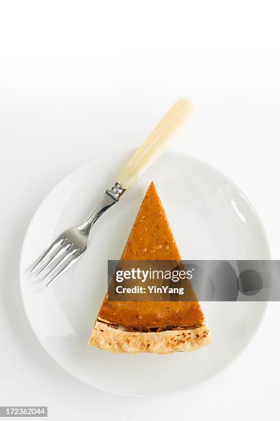 part de tarte à la citrouille, thanksgiving cuites dessert avec blanc assiette, fourchette - tourte à la citrouille photos et images de collection