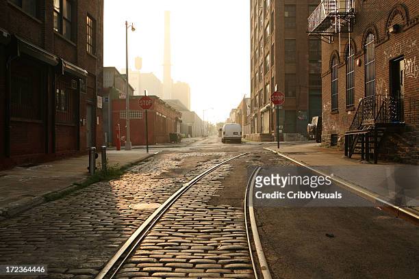 deserta brooklyn dumbo acciottolato backstreet mattina - brooklyn new york foto e immagini stock