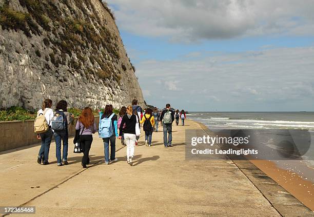 学生グループの川岸のお散歩、kent - field trip ストックフォトと画像