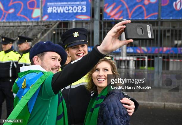 Paris , France - 14 October 2023; Ireland supporters Enda Carolan and Jennifer Dobbyn take a selfie with Garda Deirdre O'Mahony before the 2023 Rugby...