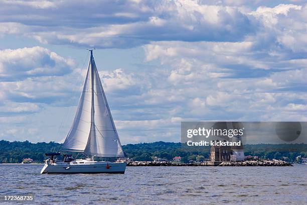 long island sound: sailboat and lighthouse - long island stockfoto's en -beelden