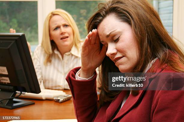 businesswoman yelling at another upset businesswoman - confrontation stockfoto's en -beelden