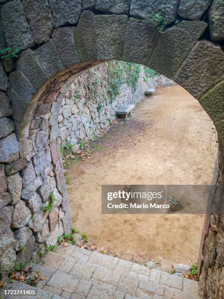 "jardines de laribal" these public gardens in the city of barcelona - greek arch stock-fotos und bilder