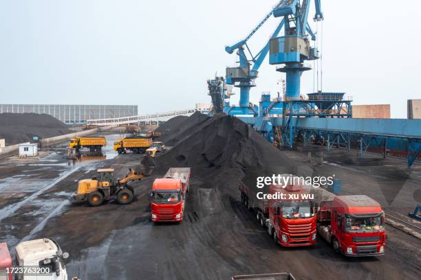 trucks at the coal port are loading coal - china coal mine stock-fotos und bilder