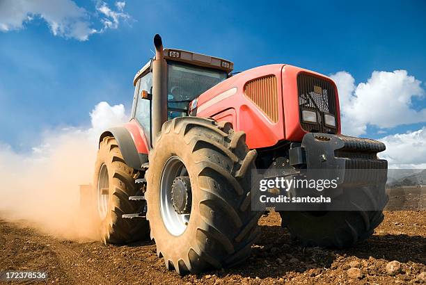 roten traktor - sugar cane field stock-fotos und bilder