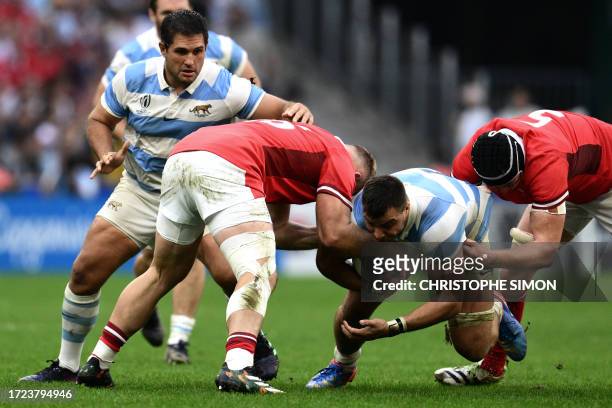 Argentina's prop Francisco Gomez Kodela looks on as Argentina's number eight Facundo Isa carries the ball during the France 2023 Rugby World Cup...
