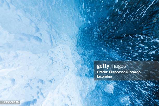 frozen background - stromend water stockfoto's en -beelden