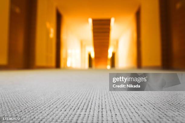 corredor de limpia - alfombra puerta fotografías e imágenes de stock