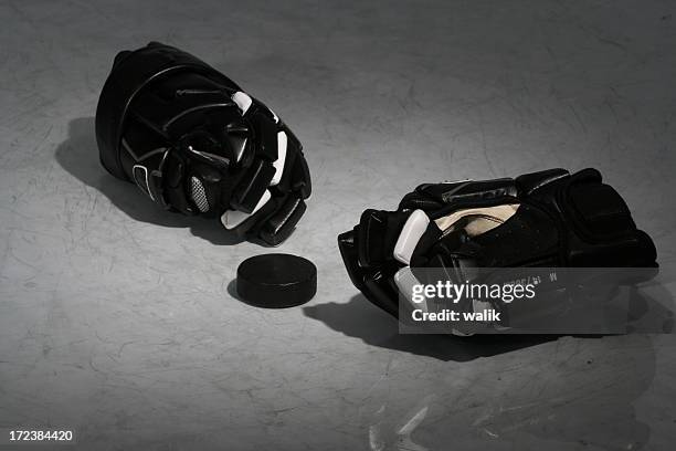 eishockey-ausrüstung - ice hockey glove stock-fotos und bilder