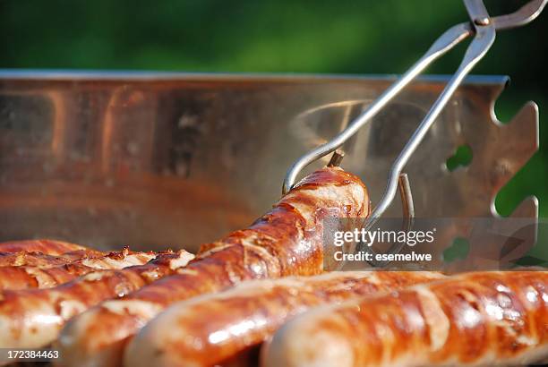 barbacoa - salchicha bratwurst fotografías e imágenes de stock