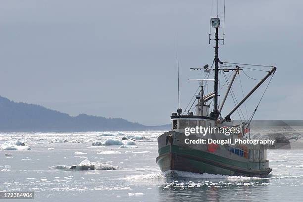 angeln fischkutter auf eis gefüllten alaska-wasser - prince william sound stock-fotos und bilder