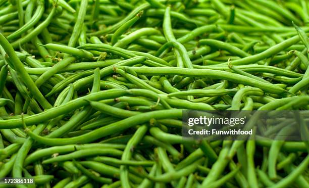 close-up of organic green runner beans - green bean stockfoto's en -beelden