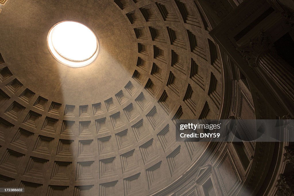 Poço de luz brilhando através da Pantheon oculus