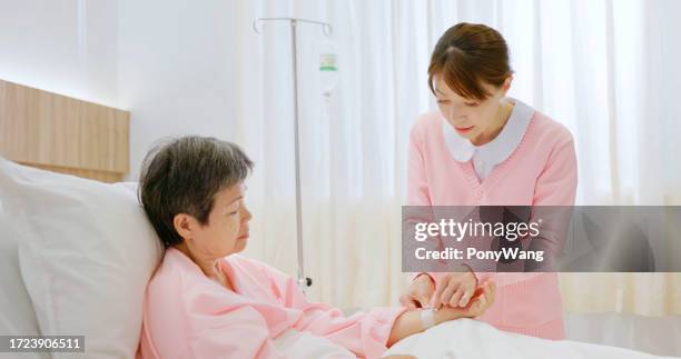 nurse do an iv injection - injecting iv stock pictures, royalty-free photos & images