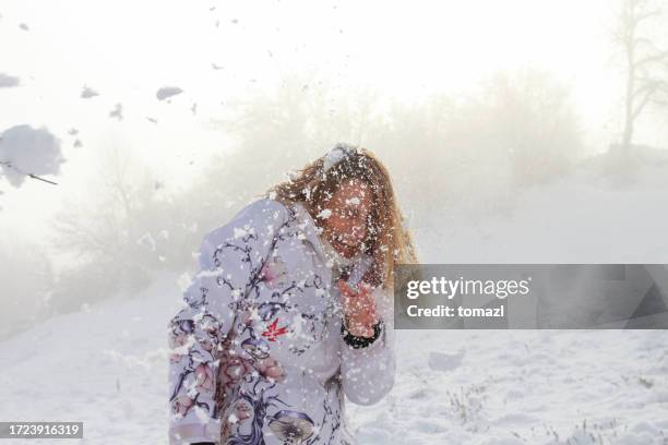 mutter wird von einem schneeball getroffen - slam stock-fotos und bilder