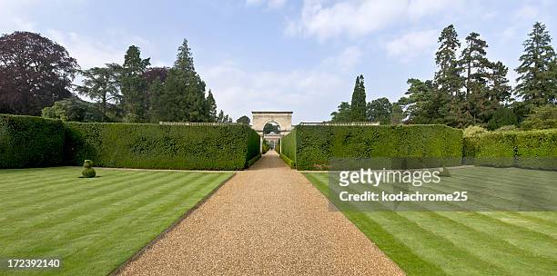 majestuoso casa - formal garden fotografías e imágenes de stock