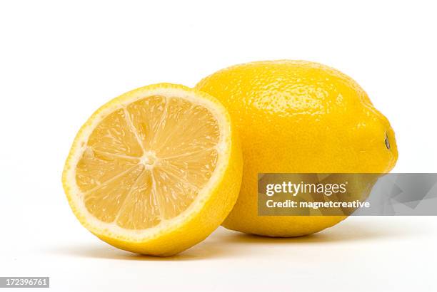 saftige scheiben zitrone - lemons stock-fotos und bilder