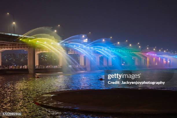 the banpo bridge water and light spectacular and the seoul skyline - n seoul tower stock pictures, royalty-free photos & images