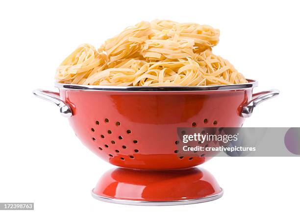 pâtes dans colander - égouttoir photos et images de collection