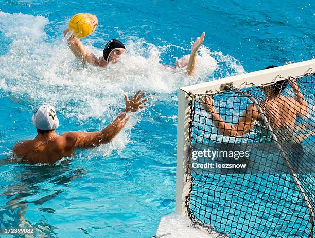 water polo-aktion - wasserball stock-fotos und bilder