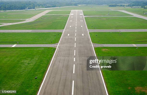 piste de l'aéroport sur approche. - south bend indiana photos et images de collection
