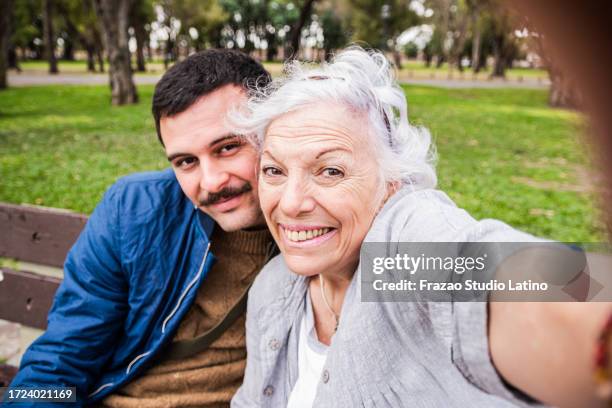 abuela y nieto tomándose una selfie - punto de vista de la cámara - punto de vista de una cámara fotografías e imágenes de stock