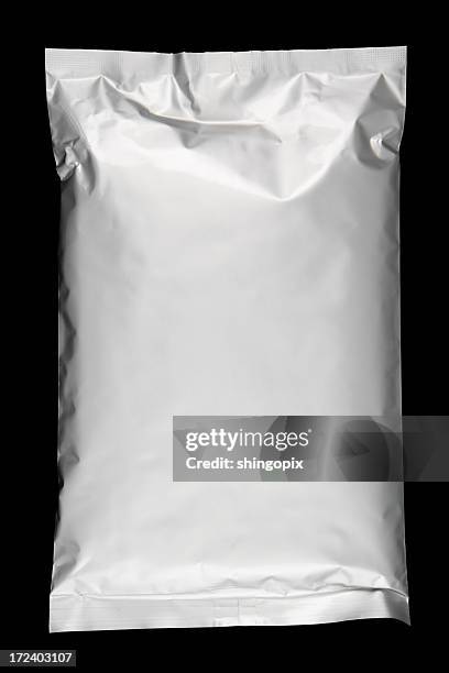 deitado com folha de alumínio bolsa - bolsa prateada - fotografias e filmes do acervo
