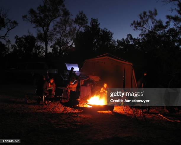 entspannende von camp fire - camping australia stock-fotos und bilder