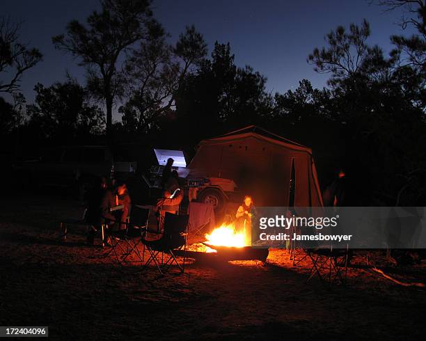 リラックスした雰囲気で、キャンプファイヤー - australia fire ストックフォトと画像
