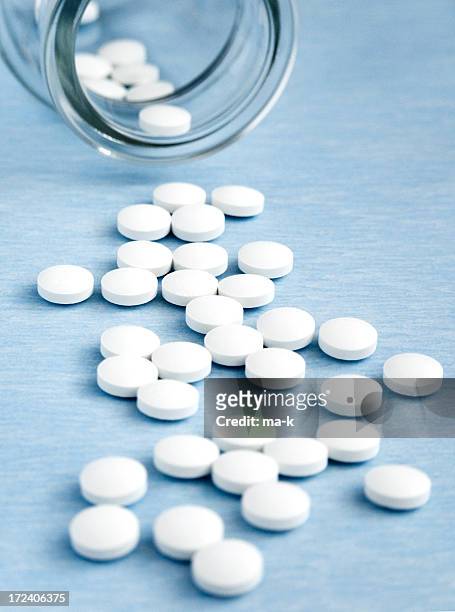 weiße tabletten - homeopathic medicine stock-fotos und bilder