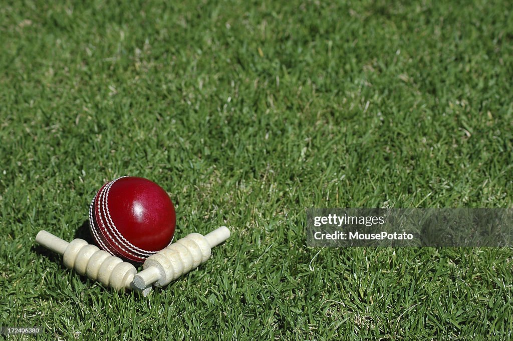 Rojo y bails bola de críquet