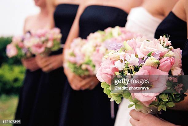 bridesmaids with flowers - floral pattern dress stockfoto's en -beelden