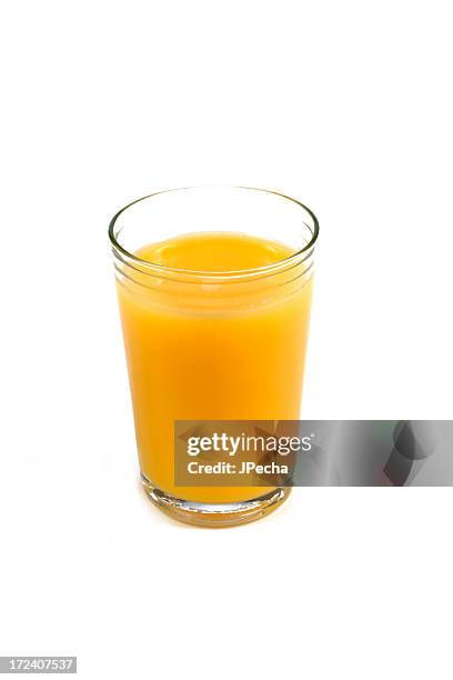 con un vaso de jugo de naranja contra un fondo blanco. - zumo de naranja fotografías e imágenes de stock