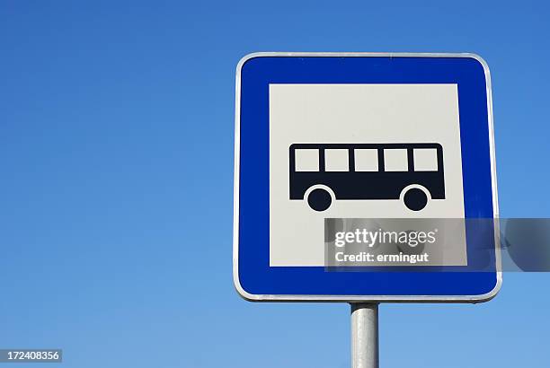panneau de signalisation d'arrêt de bus contre le ciel bleu. - bus sign photos et images de collection